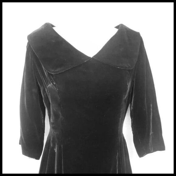 Black Velvet Cocktail Dress Vintage 50s Curvy Sheath with Sleeves - Sassy! - Picture 6 of 16